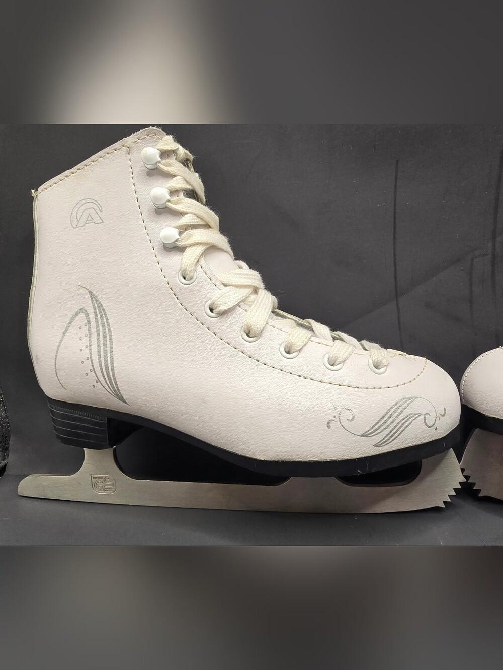 White Lake Placid Cascade Kids Size 2 Figure Ice Skates 8 ⅓ Stainless Steel